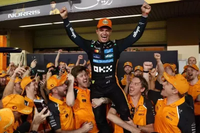Lando Norris celebrando el título de F1 2025